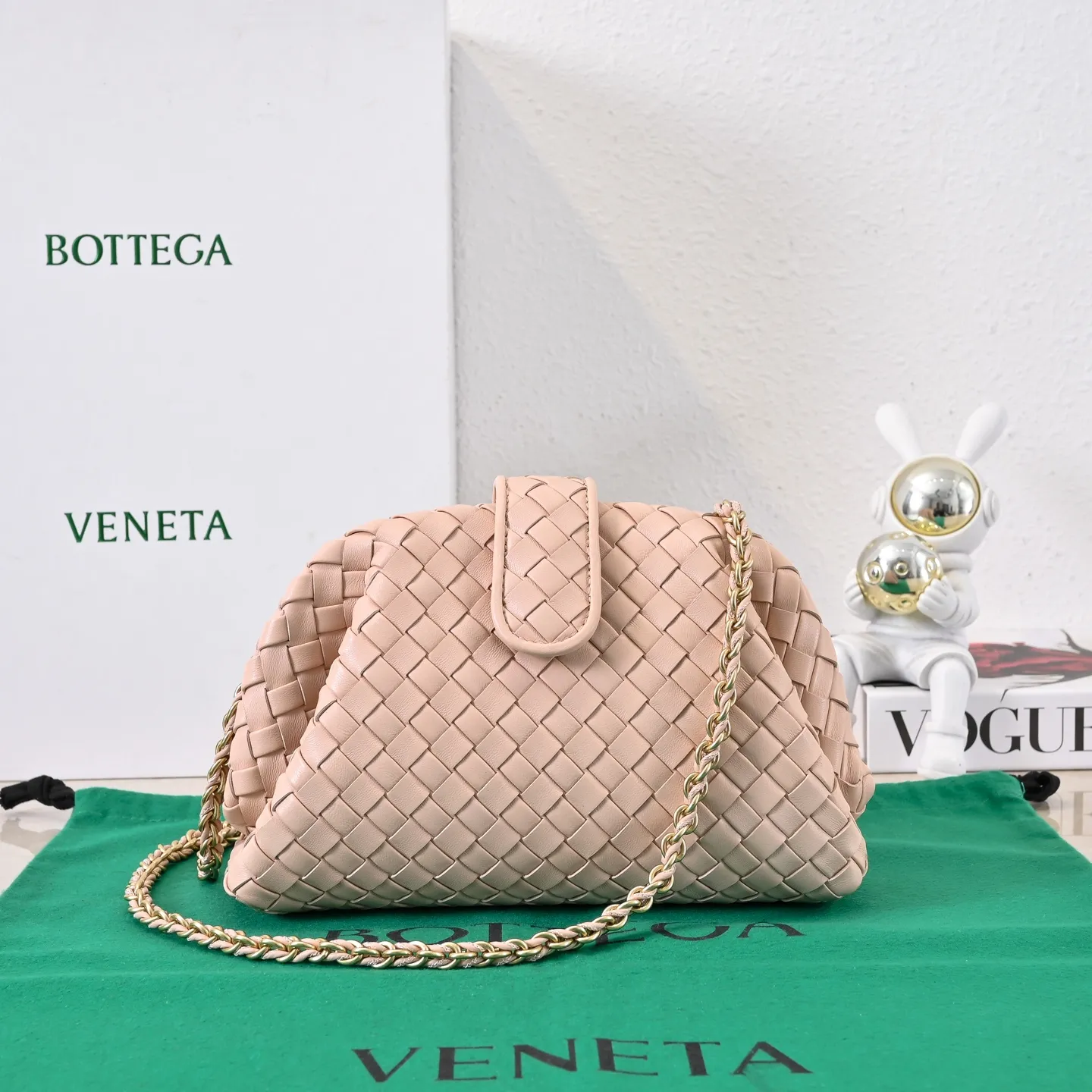 Batch 1880 BOTTEGA VENETA LAUREN 1980 small clutch bag is new! The small size that many people are squatting on is finally here. The self-adjustable zipper is a highlight of this bag. After being removed, it can be used as a handbag for important occasions. One bag unlocks two carrying methods at the same time. It is practical and has a unique sense of structure and beautiful lines. It is more elegant than a small cloud. It is a tribute to the classics and the pursuit of modernity. Style number: 4038 Size: 27*15*8cm